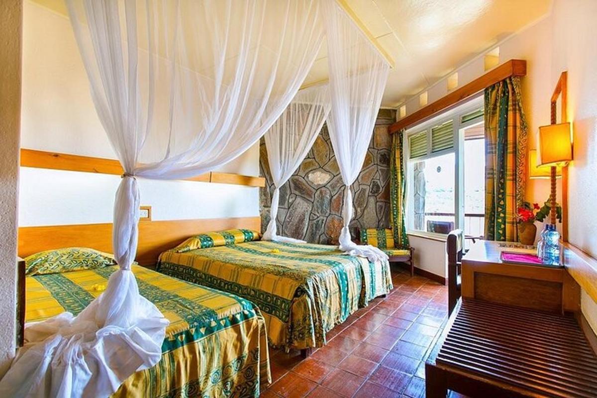 una camera d'albergo con due letti e una finestra