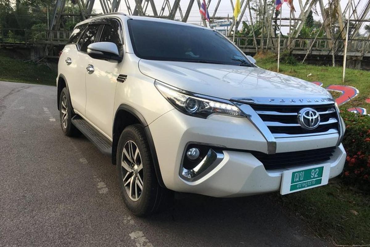 sebuah suv putih diletakkan di tepi jalan