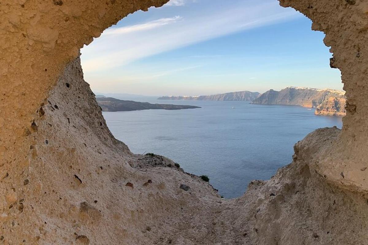 uma vista do oceano de um penhasco rochoso