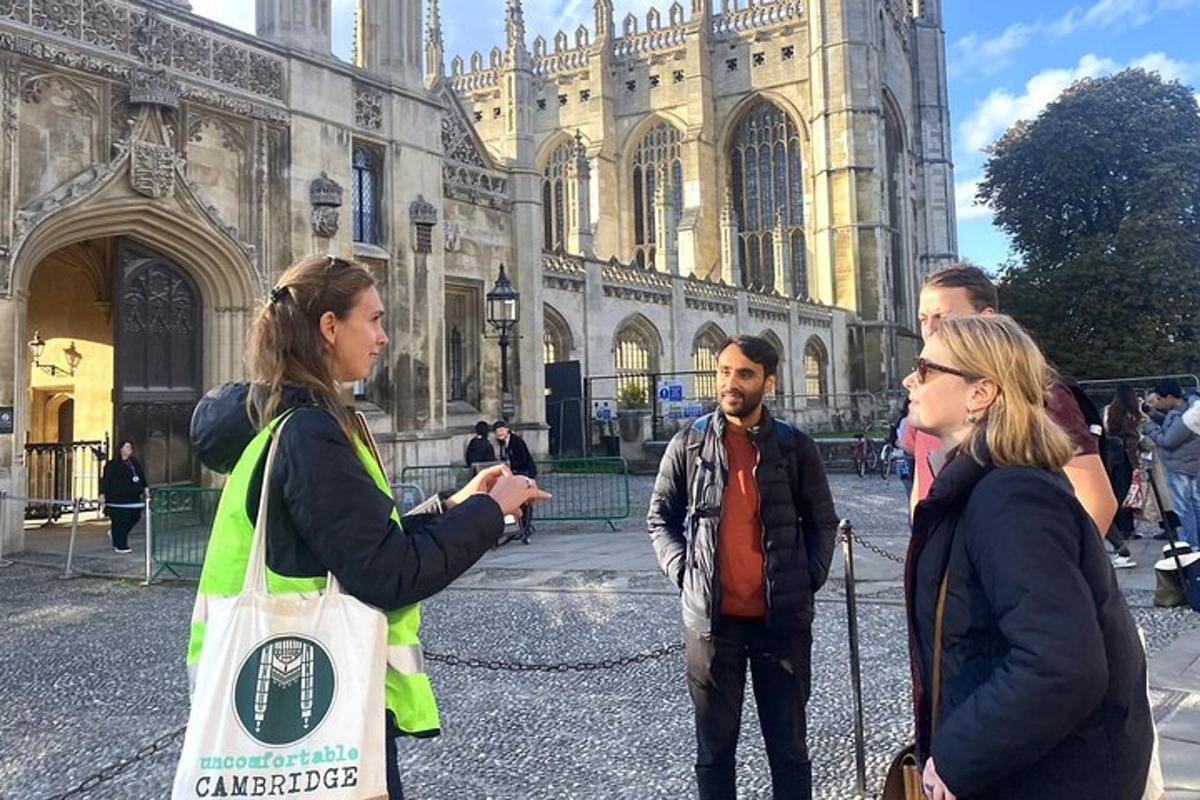 un gruppo di persone in piedi davanti a un edificio