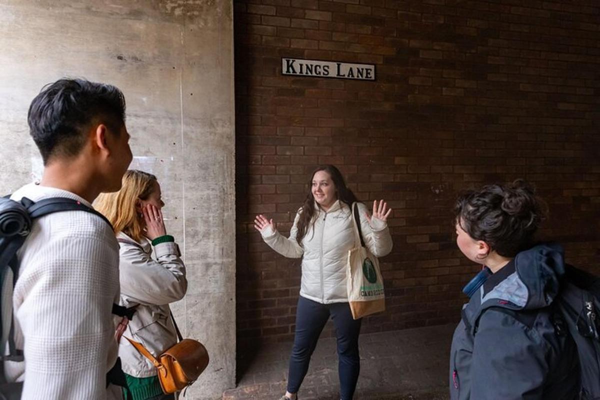 un gruppo di persone in piedi accanto a un muro di mattoni