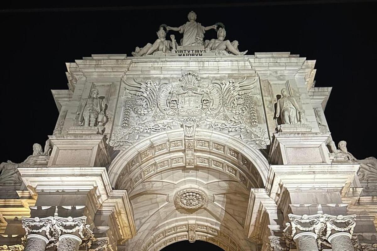 una vista di un edificio con un arco di notte