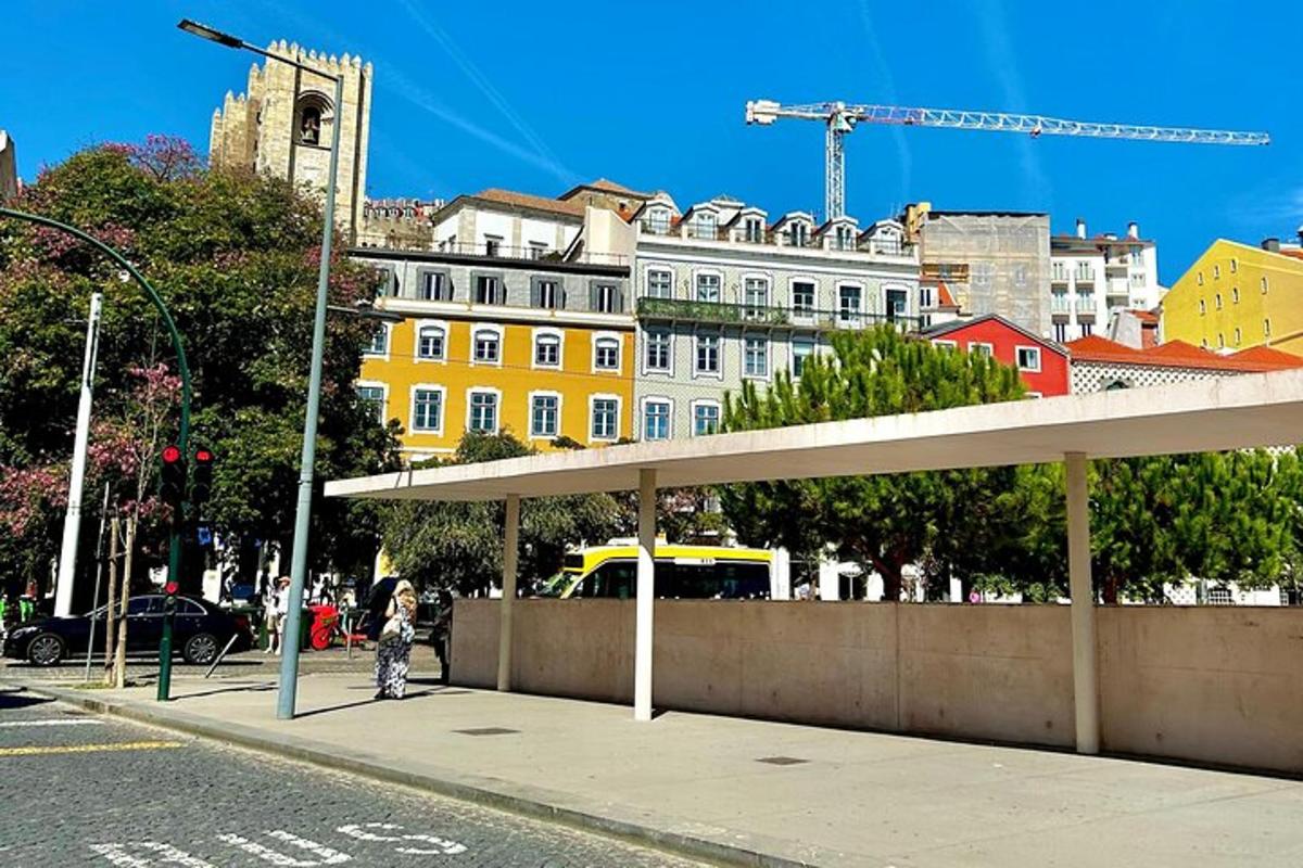 una fermata dell'autobus su una strada cittadina con edifici