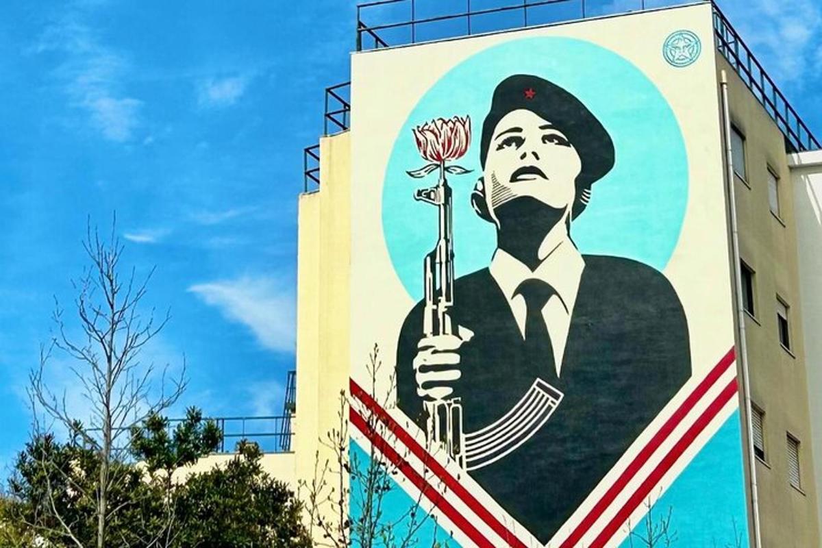 mural seorang lelaki memegang bunga di atas bangunan