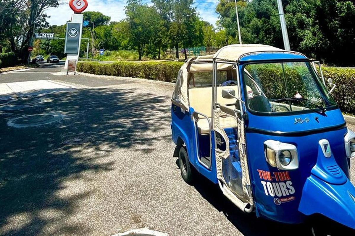 un'auto blu e bianca parcheggiata in un parcheggio