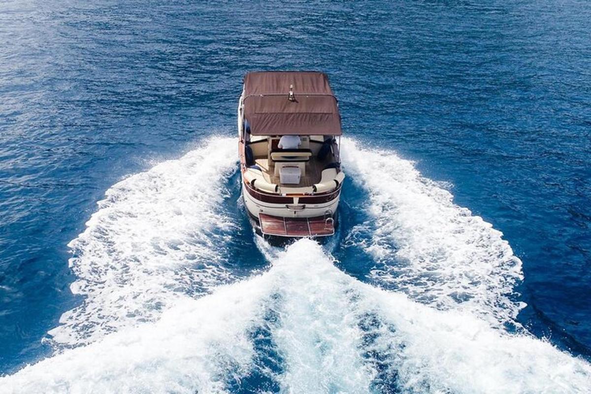 un barco en medio del agua