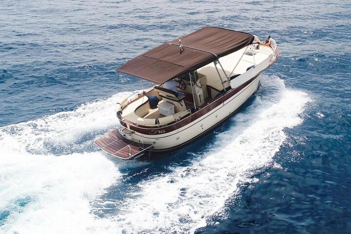 un barco con techo sobre el agua