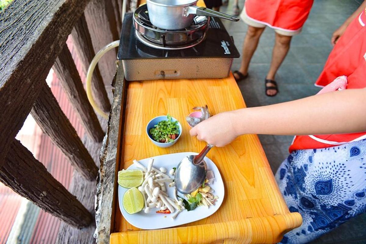 una persona che mangia cibo su un tavolo con un piatto di cibo