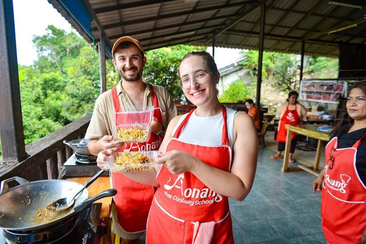 un uomo e una donna che tengono un piatto di cibo