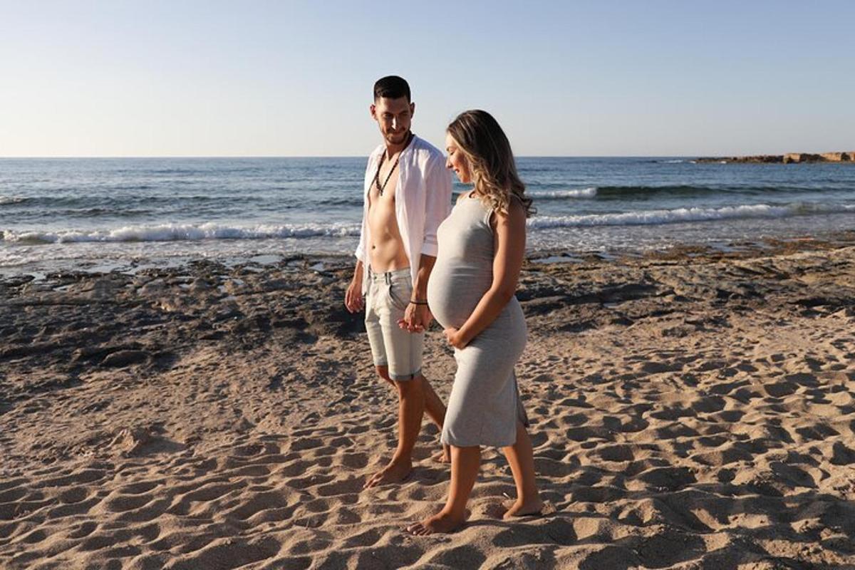 un uomo e una donna in piedi sulla spiaggia
