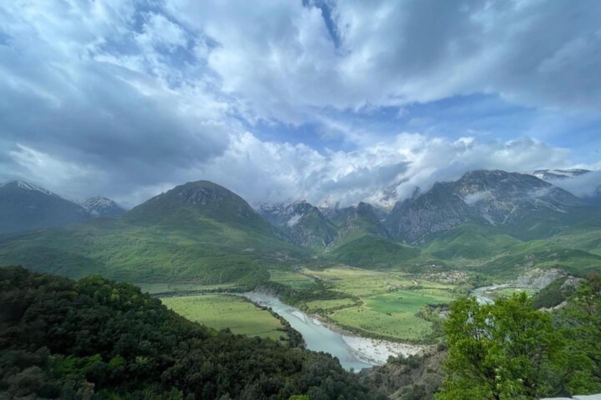 Una vista de un valle con un río y montañas.