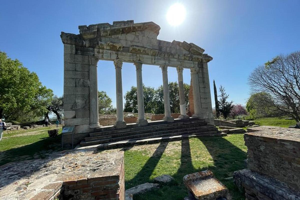 Un templo en un parque con el sol detrás.