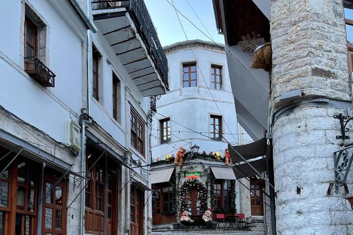 Un edificio con una decoración navideña en una calle.