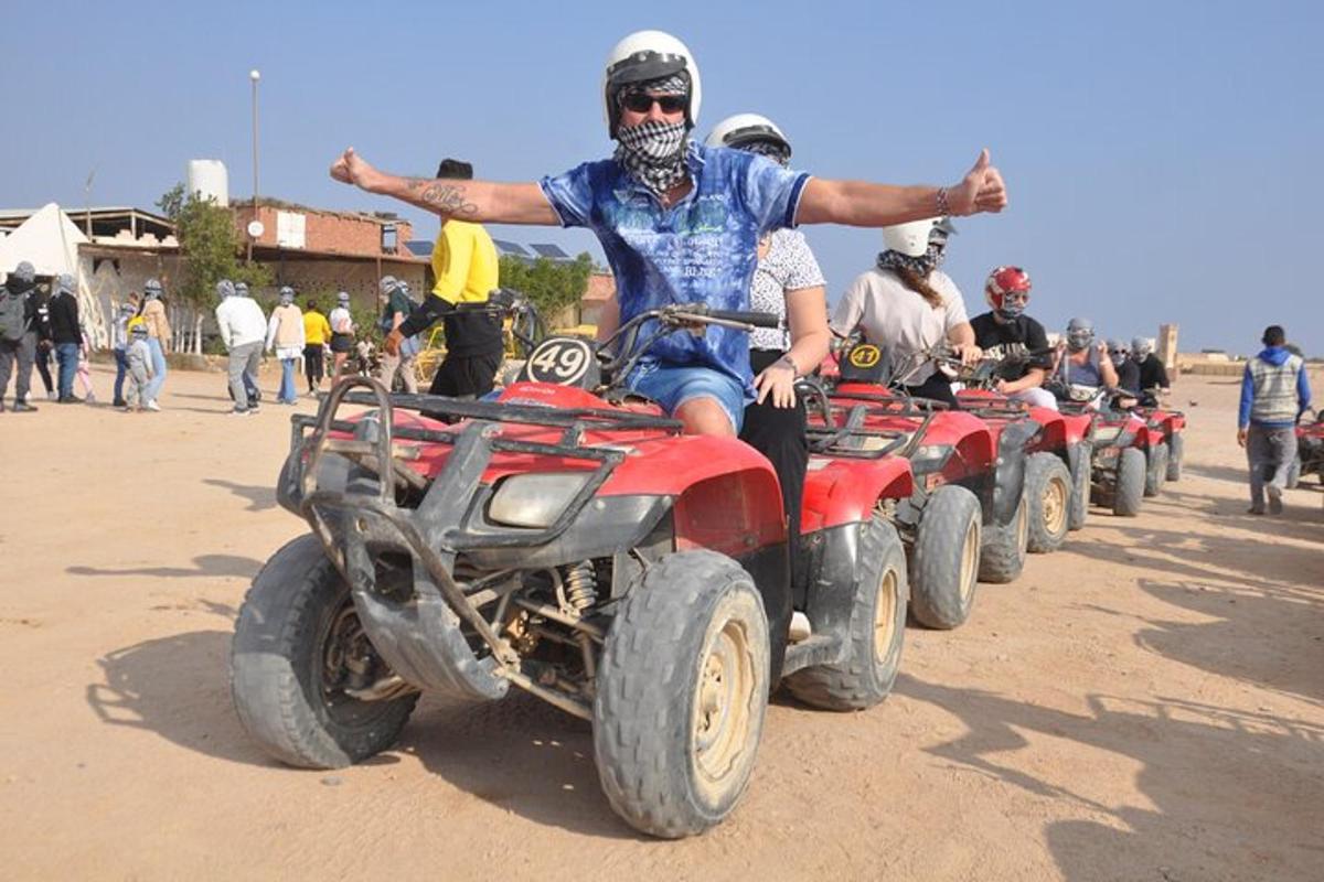 grupp inimesi sõidab reas ATV-dega
