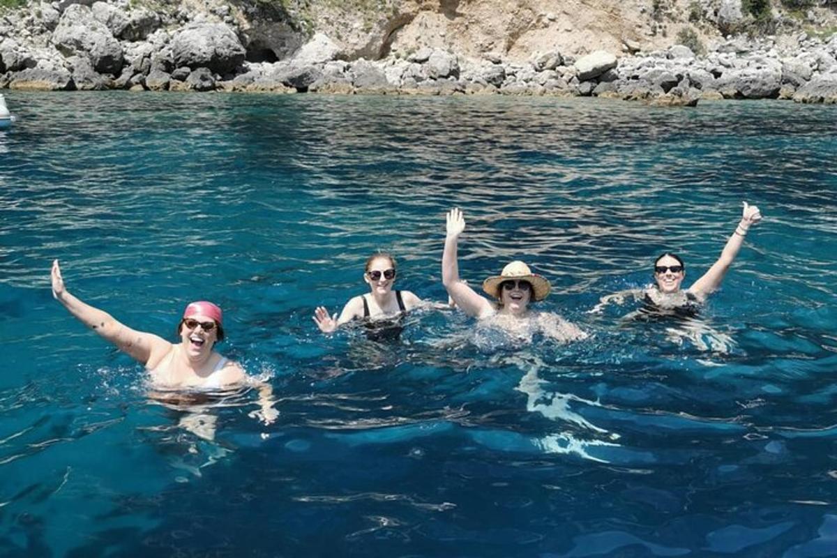 un grup de persones nedant a l'aigua