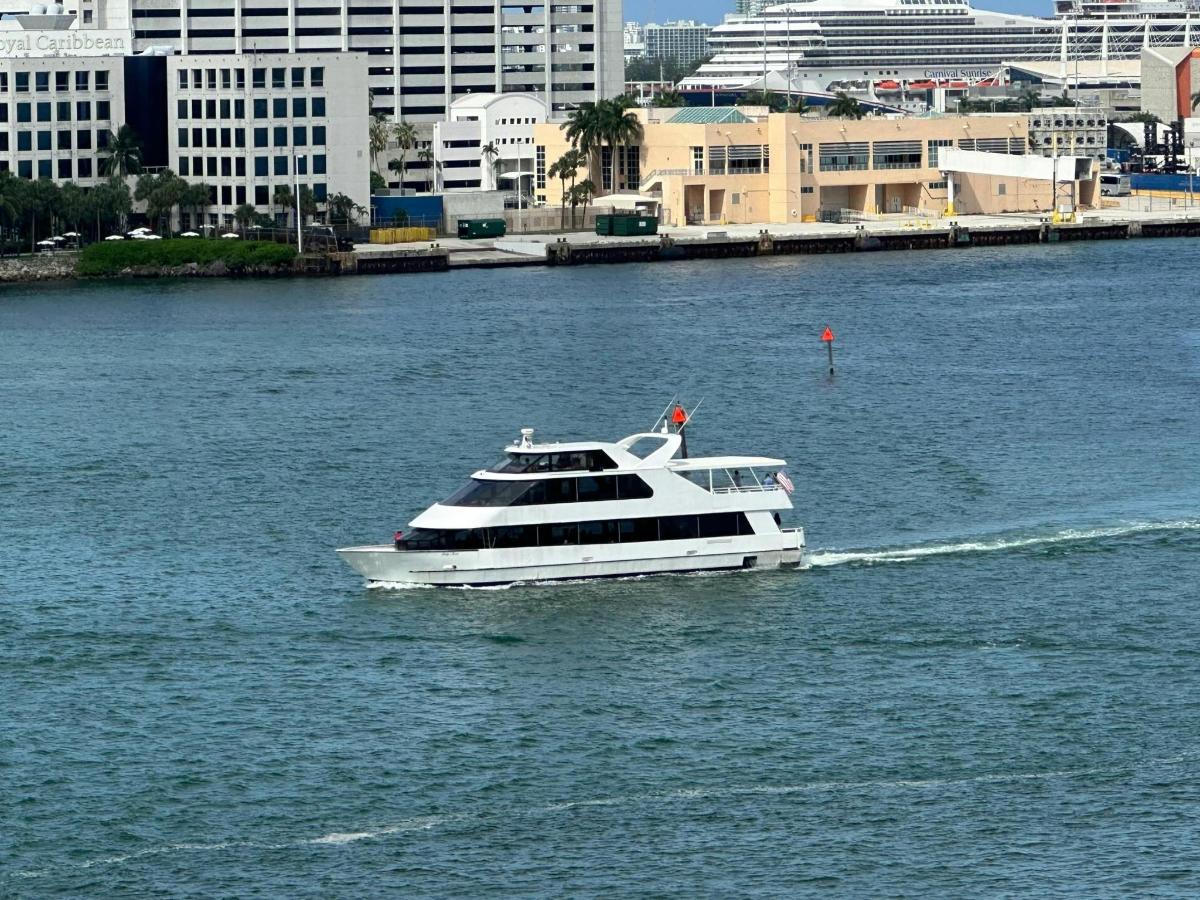 ein Boot im Wasser mit einer Stadt im Hintergrund