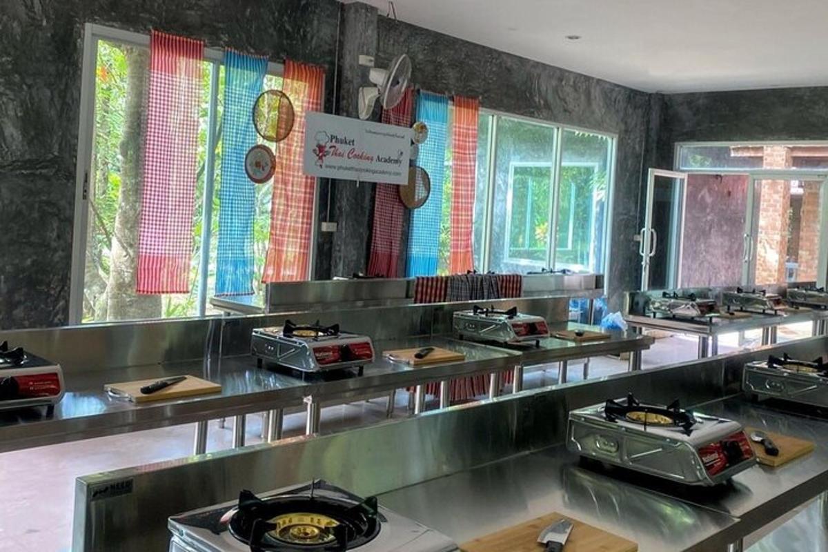 restaurace s řadou pultů s automaty