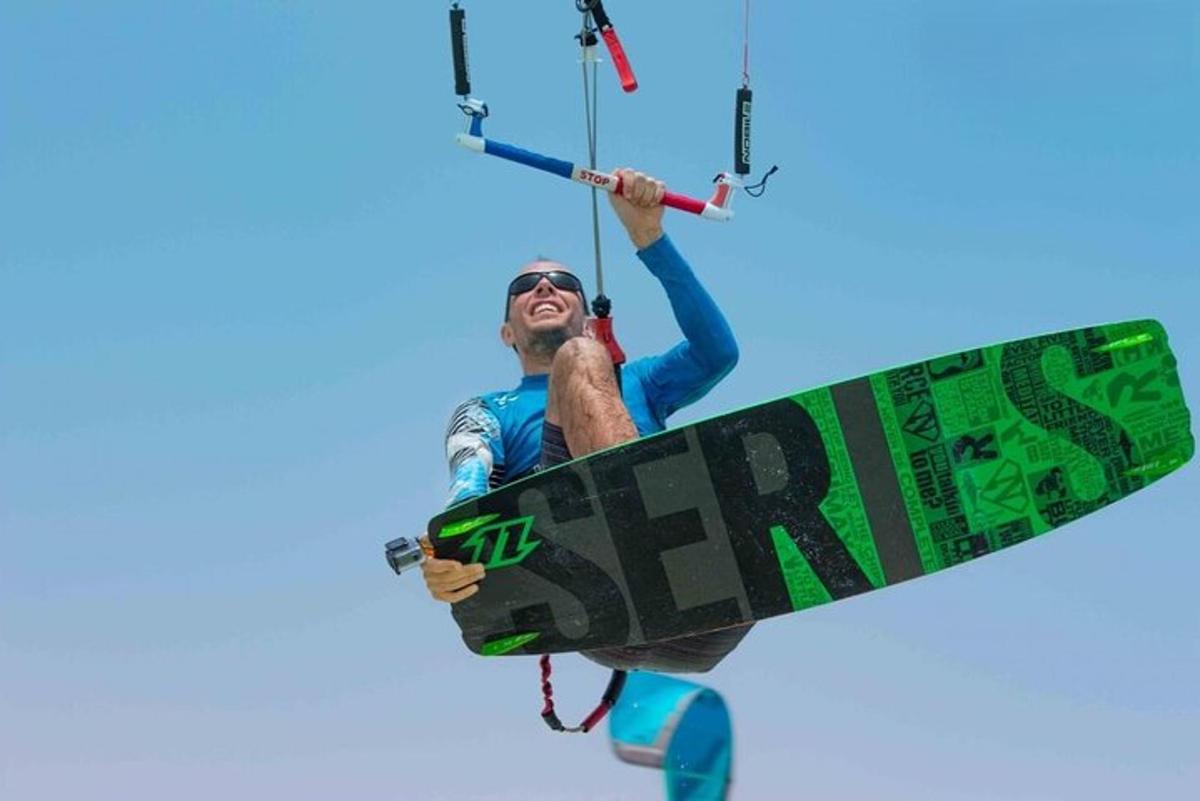 un uomo che vola in aria tenendo in mano una tavola da surf