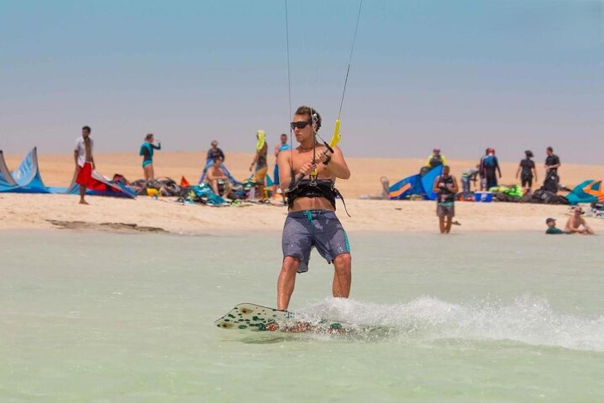 un uomo in piedi su una tavola da surf in acqua