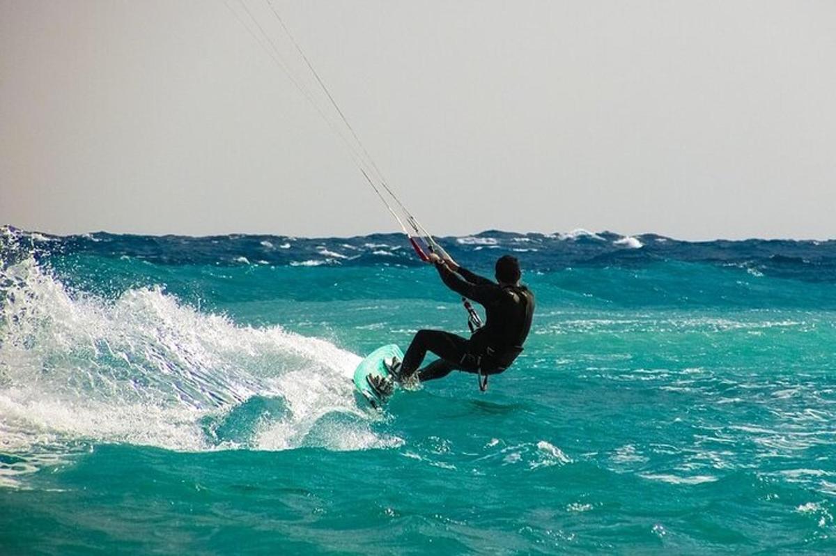 um homem pegando uma onda em uma prancha de surfe no oceano