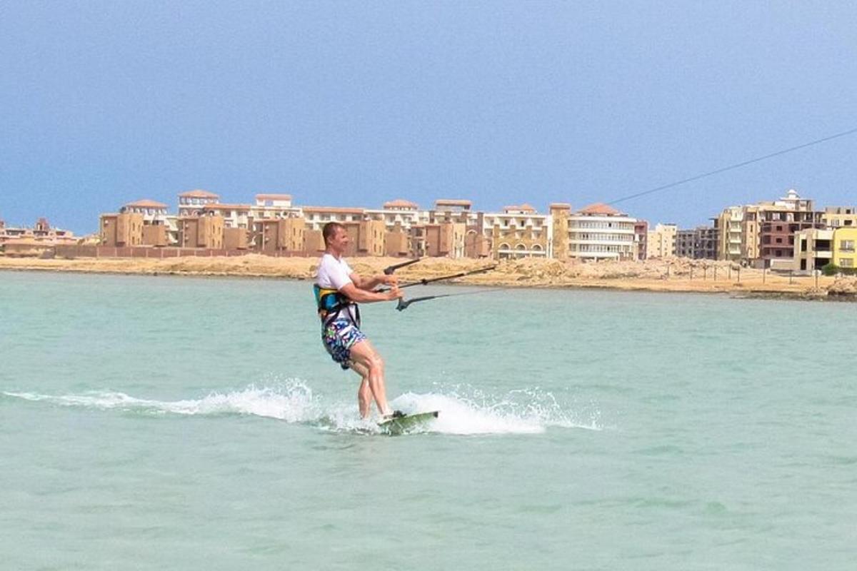 um homem em uma prancha de surfe na água