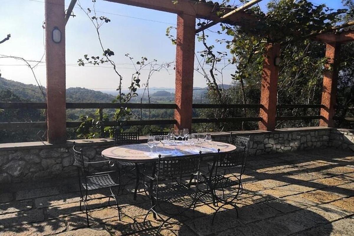 miza s stoli in kozarci za vino na terasi