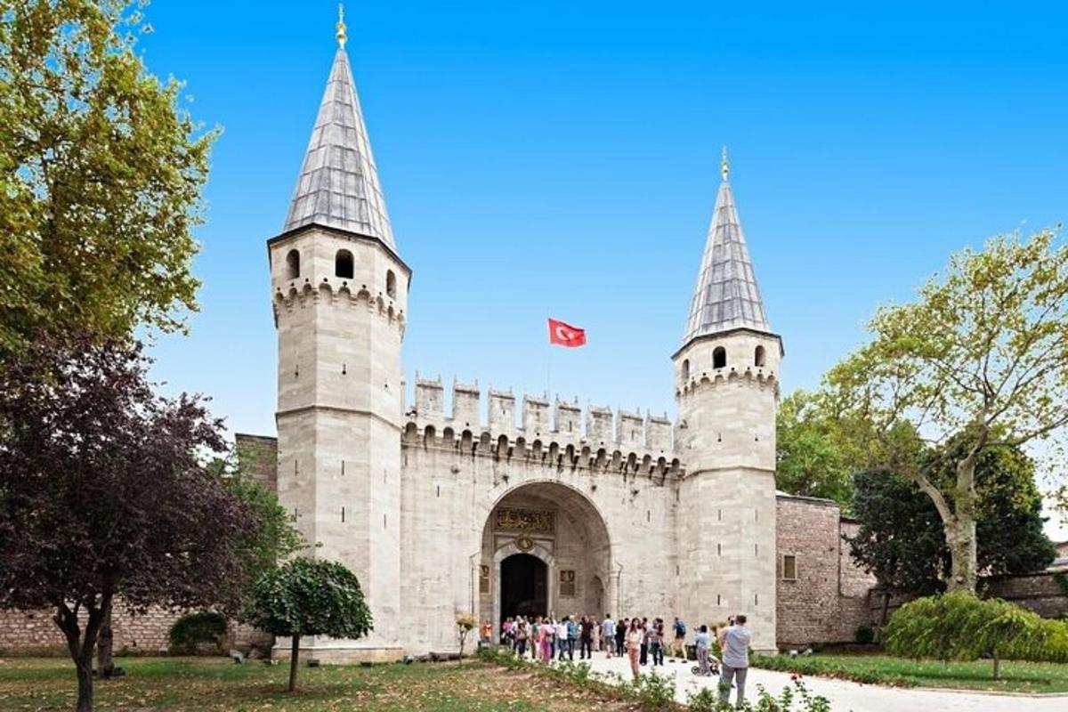 iki kulesi olan bir binanın önünde duran bir grup insan