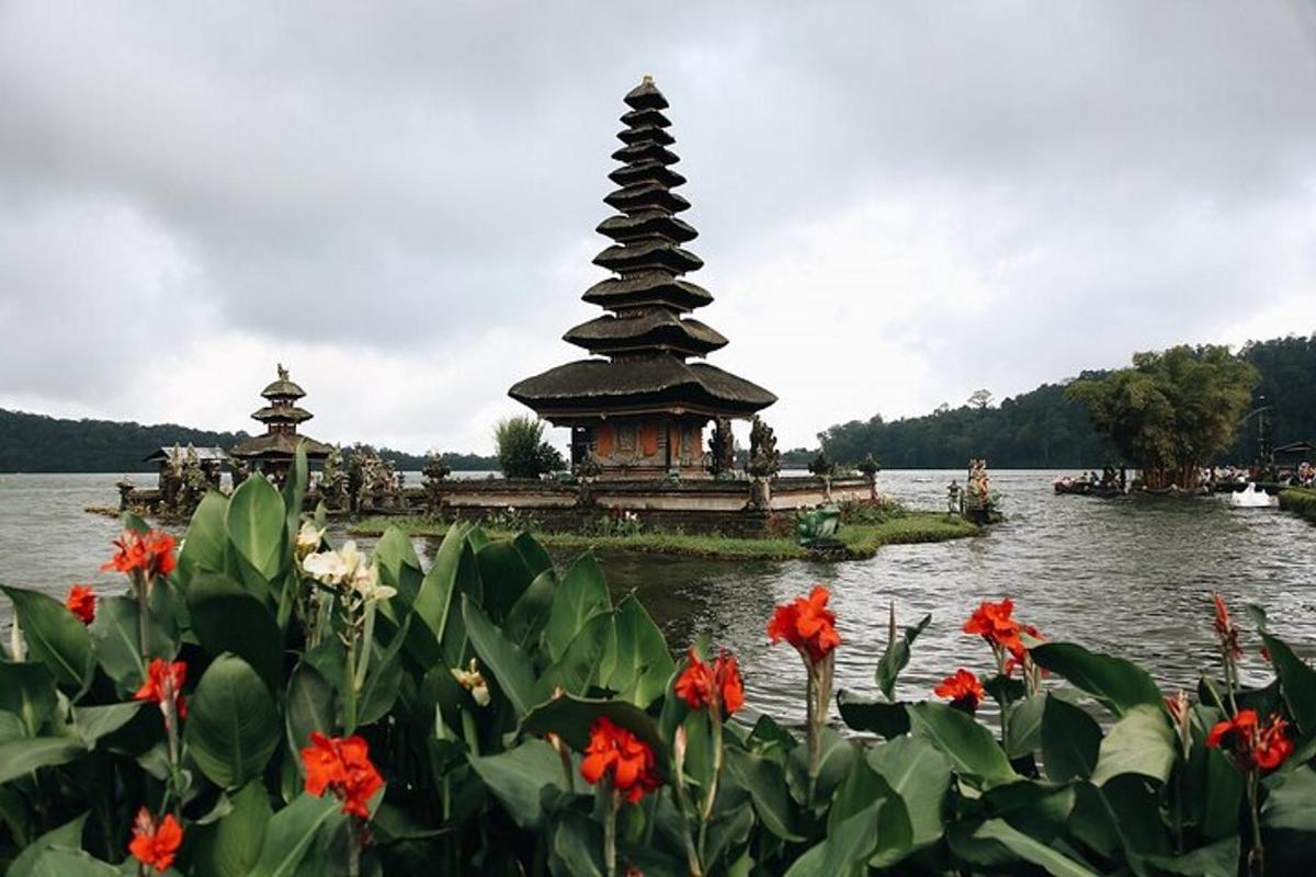 pagoda uprostřed jezera s květinami