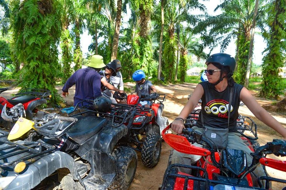 sekumpulan orang menunggang motosikal di jalan tanah