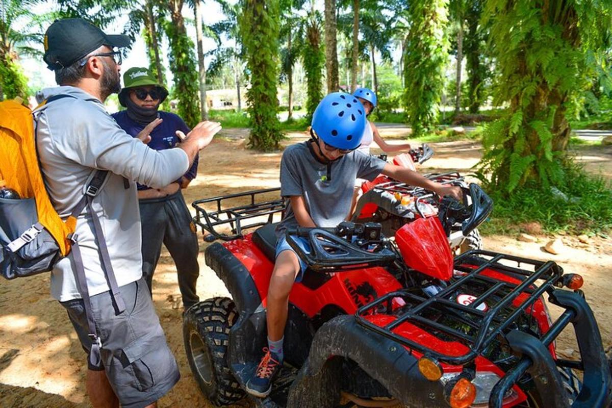 sekumpulan orang berdiri di sekeliling atv