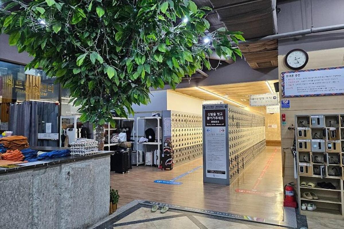 obchod s hodinami uprostřed místnosti