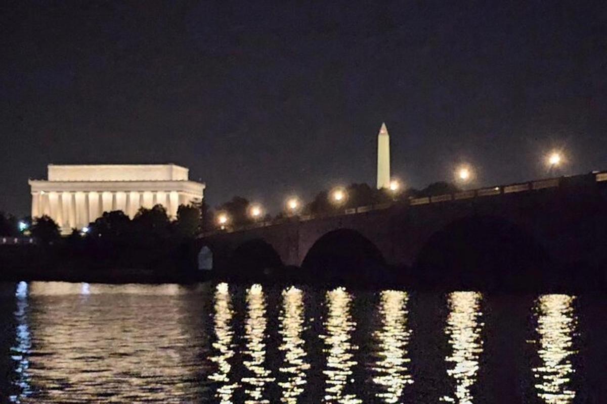 un ponte sopra uno specchio d'acqua di notte