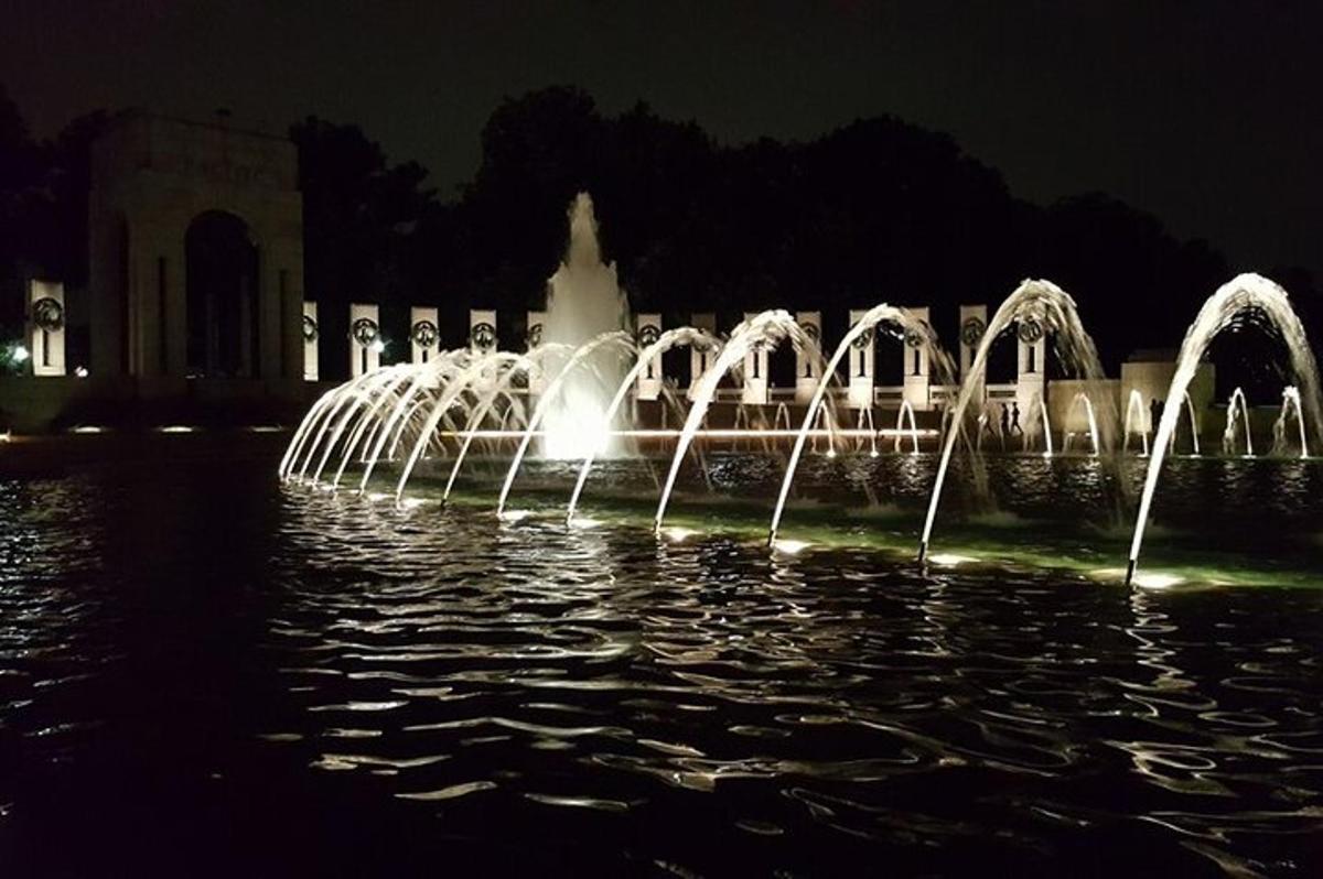 una fontana in mezzo all'acqua di notte