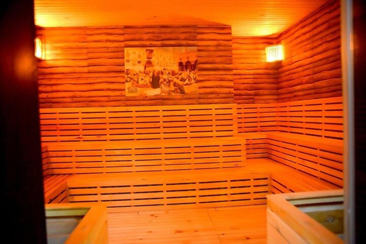 sauna, jossa on puuseinät ja -lattiat