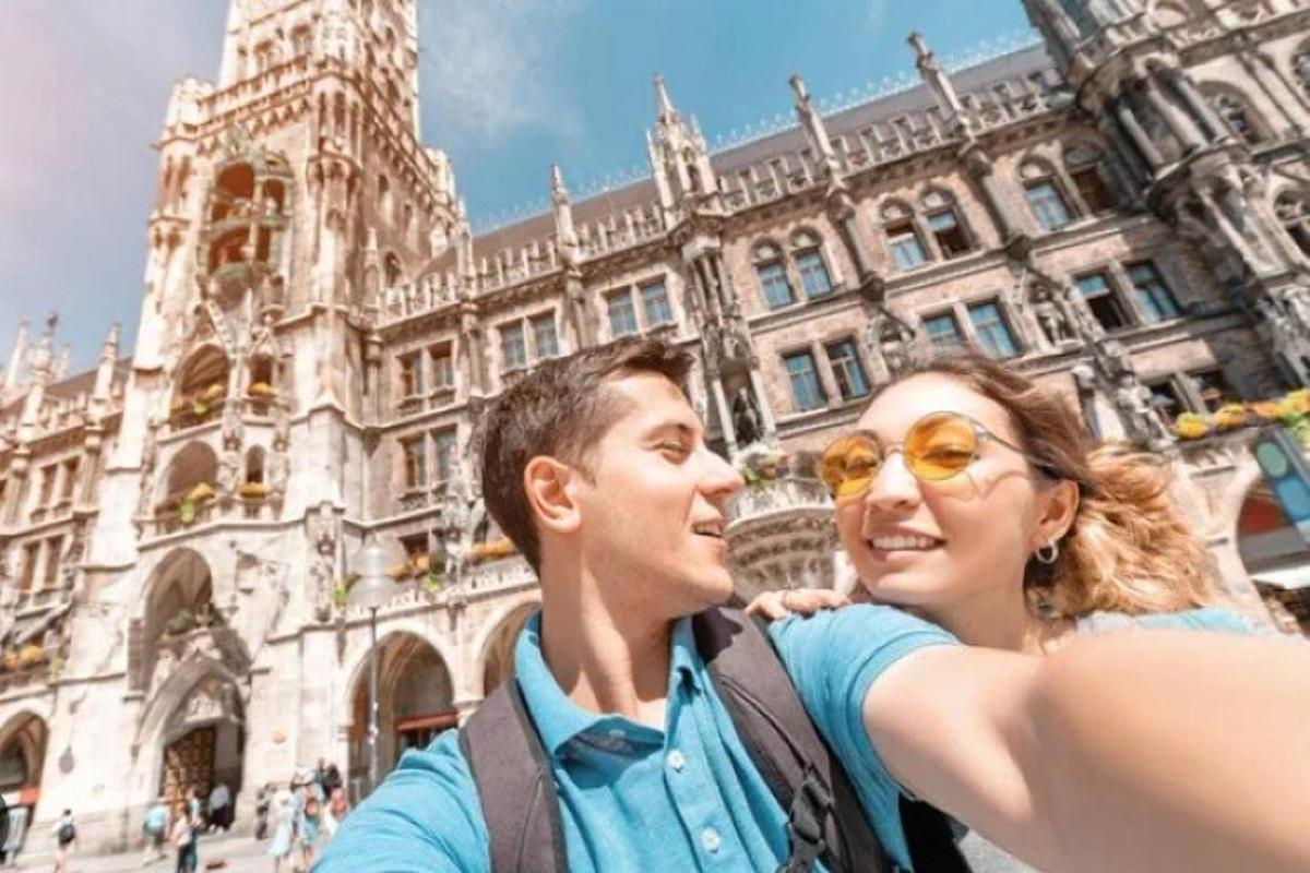 moški in ženska stojita pred stavbo