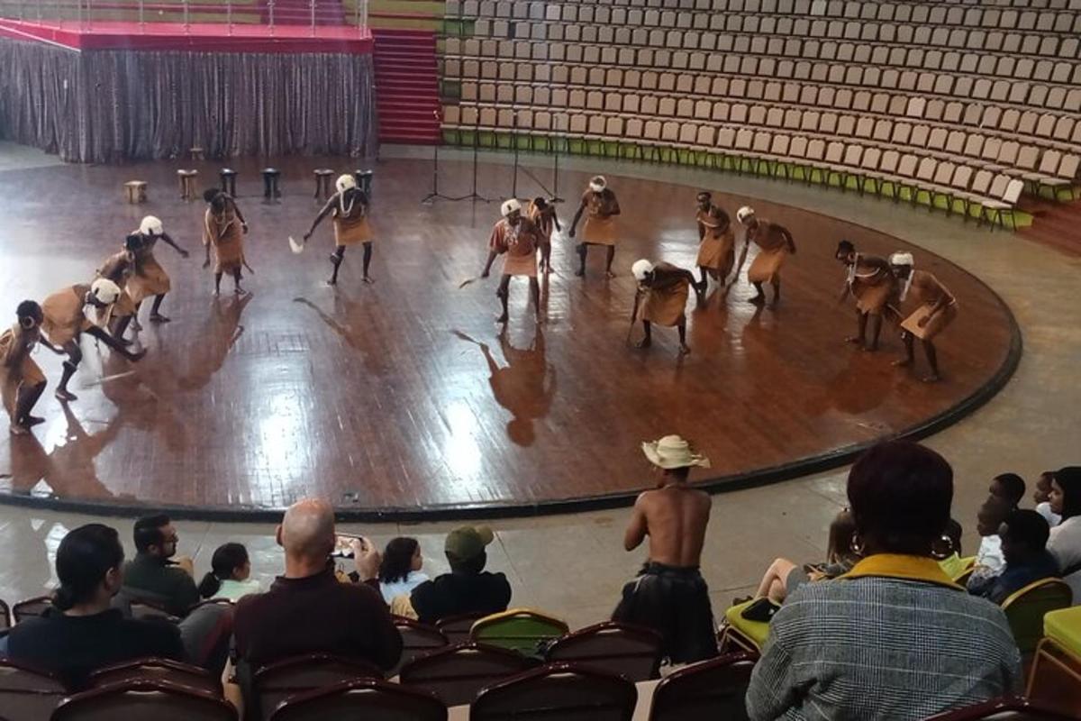 sekumpulan anjing dalam gelanggang dengan orang ramai memerhati