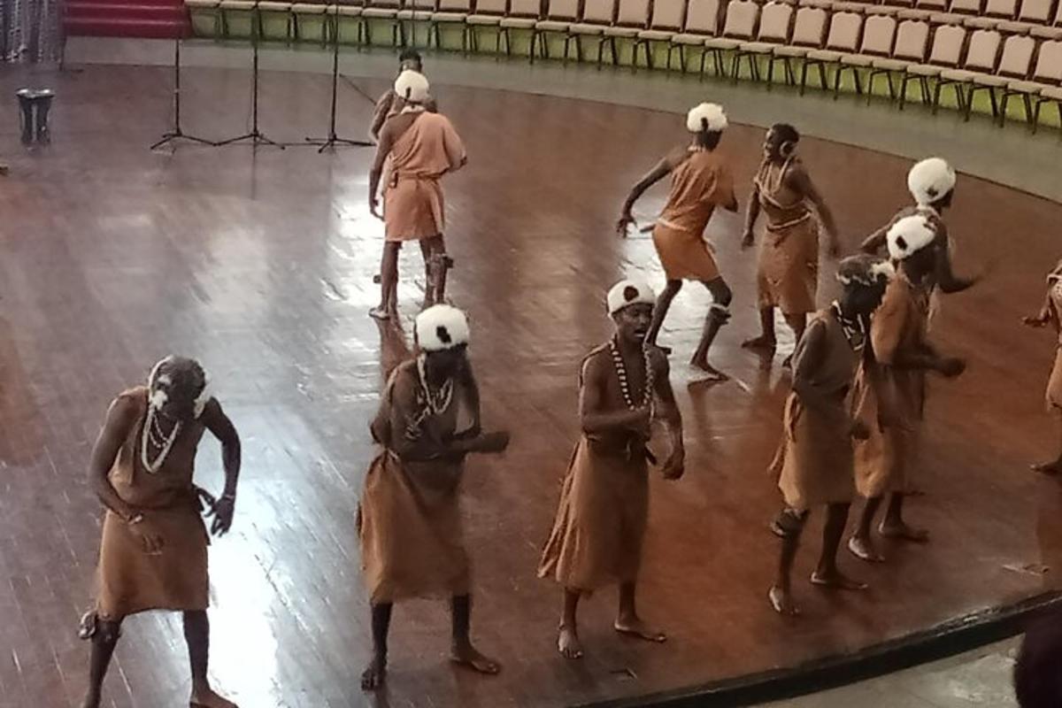 Un grupo de personas de pie en una pista de baile.