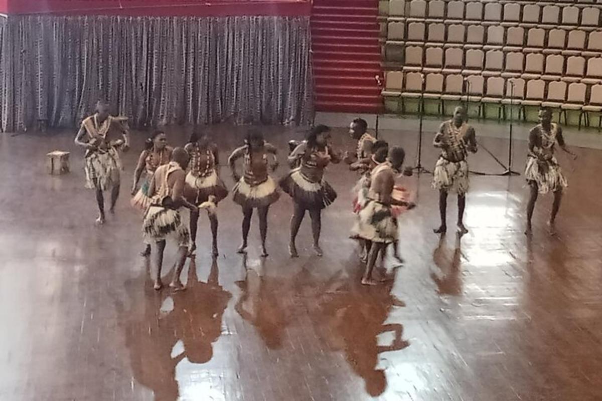 Un grupo de personas realizando un baile en un gimnasio.