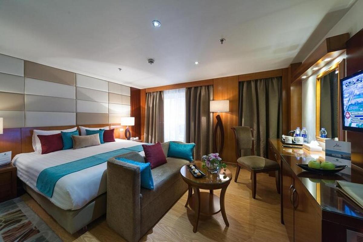 una camera d'albergo con un letto e una scrivania