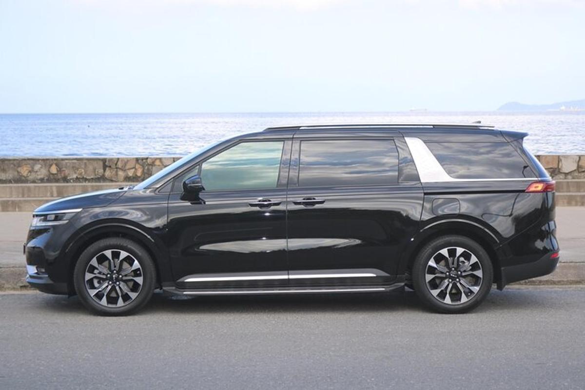바다 옆에 주차된 검은색 SUV