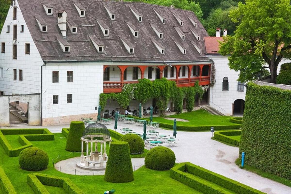 hoone, mille keskel on purskkaev