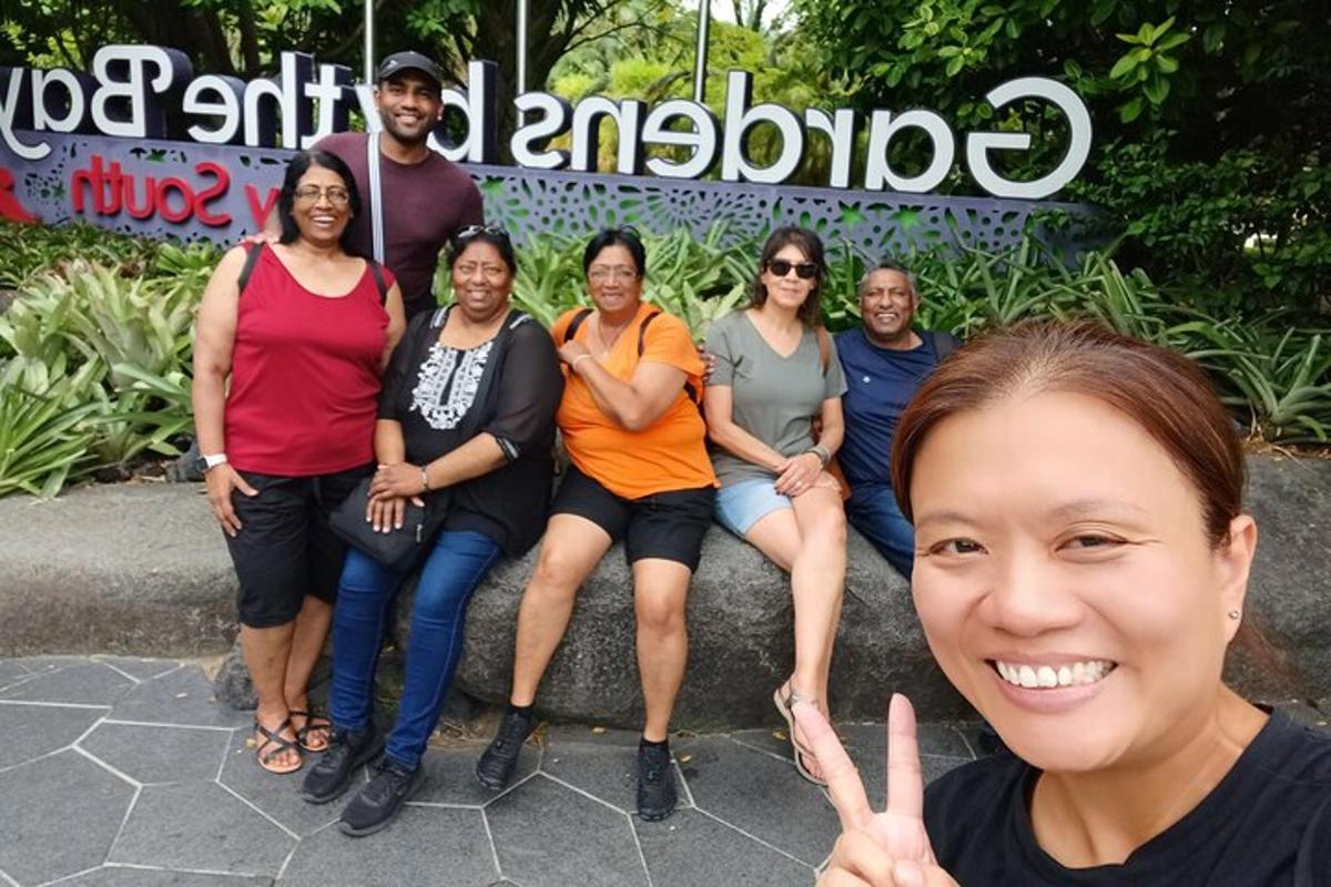 Un grupo de personas sentadas en un banco posando para una foto.