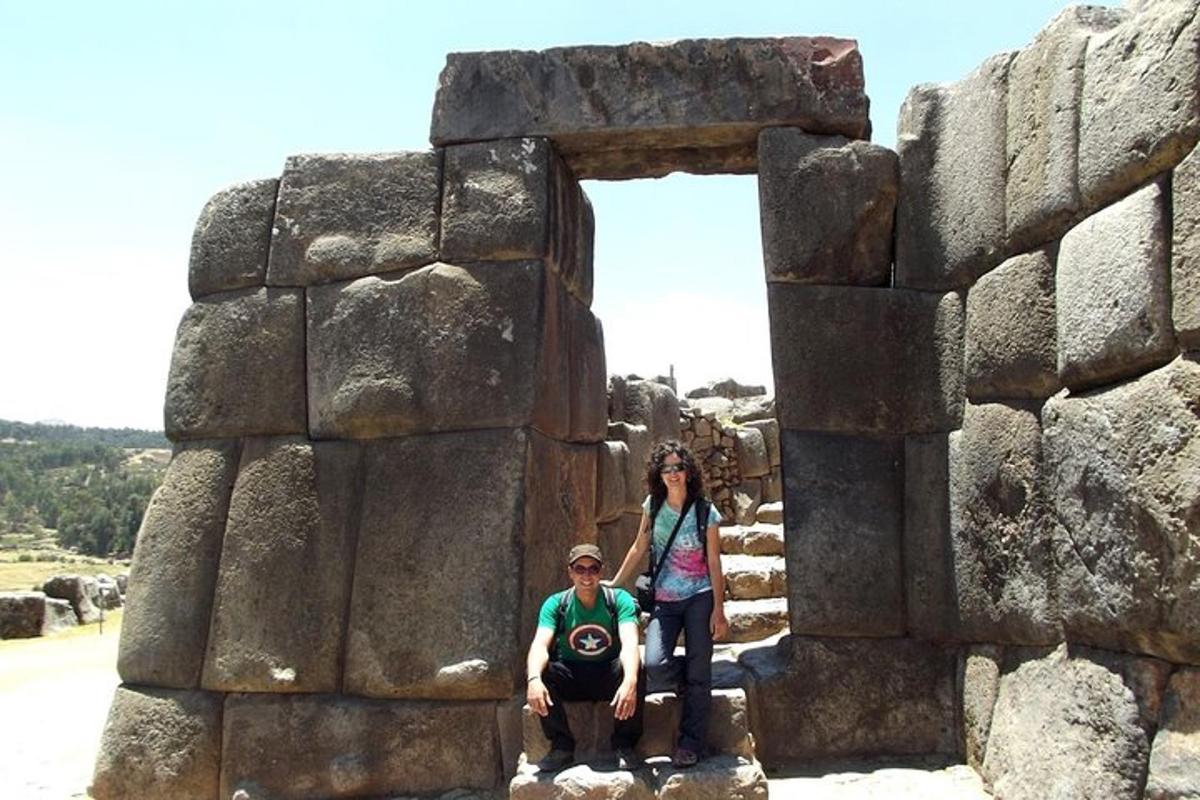 un home i una dona drets en un mur de pedra