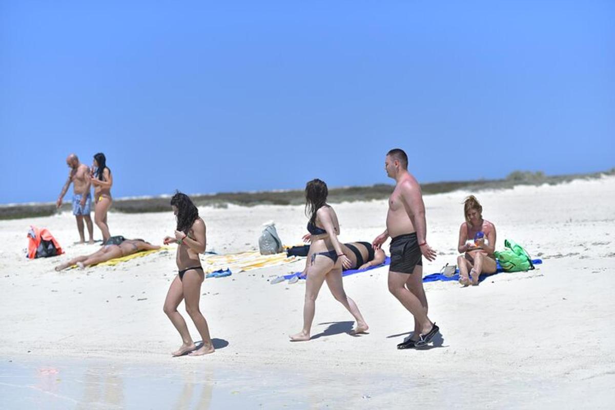 un groupe de personnes en maillot de bain sur une plage
