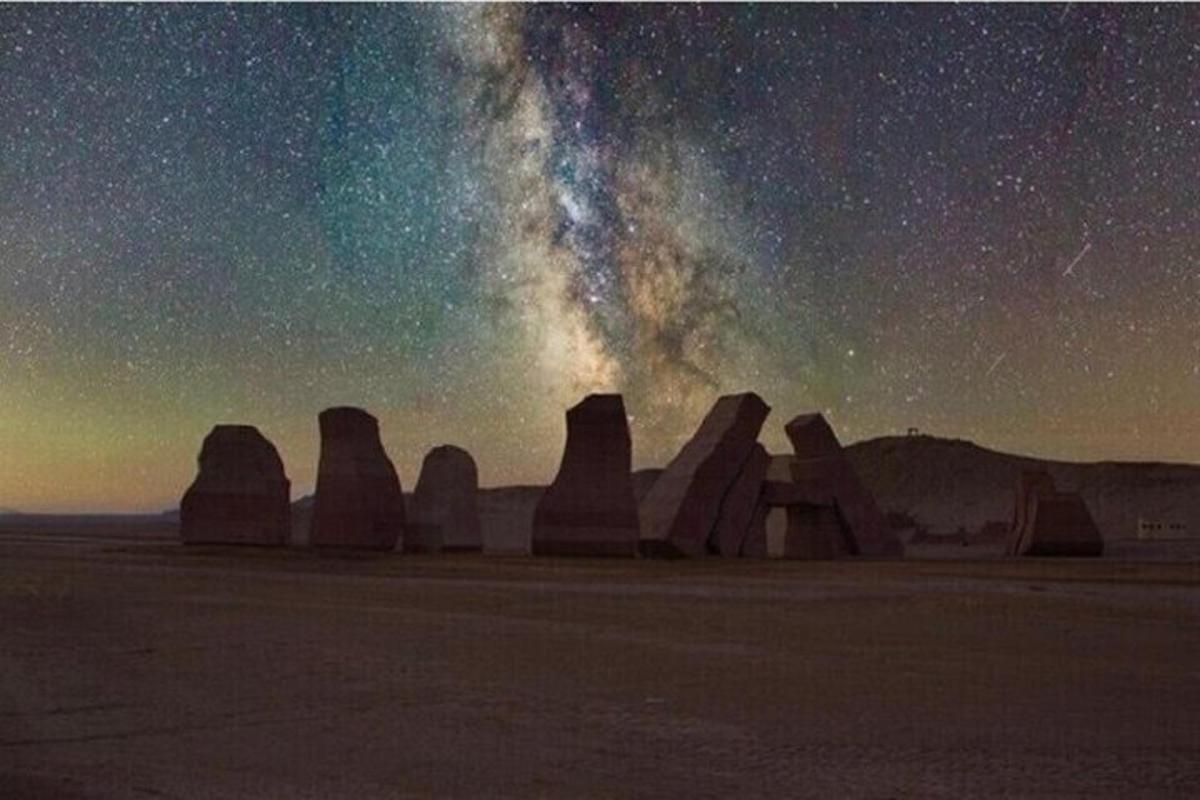 um grupo de formações de stonehenge sob um céu estrelado