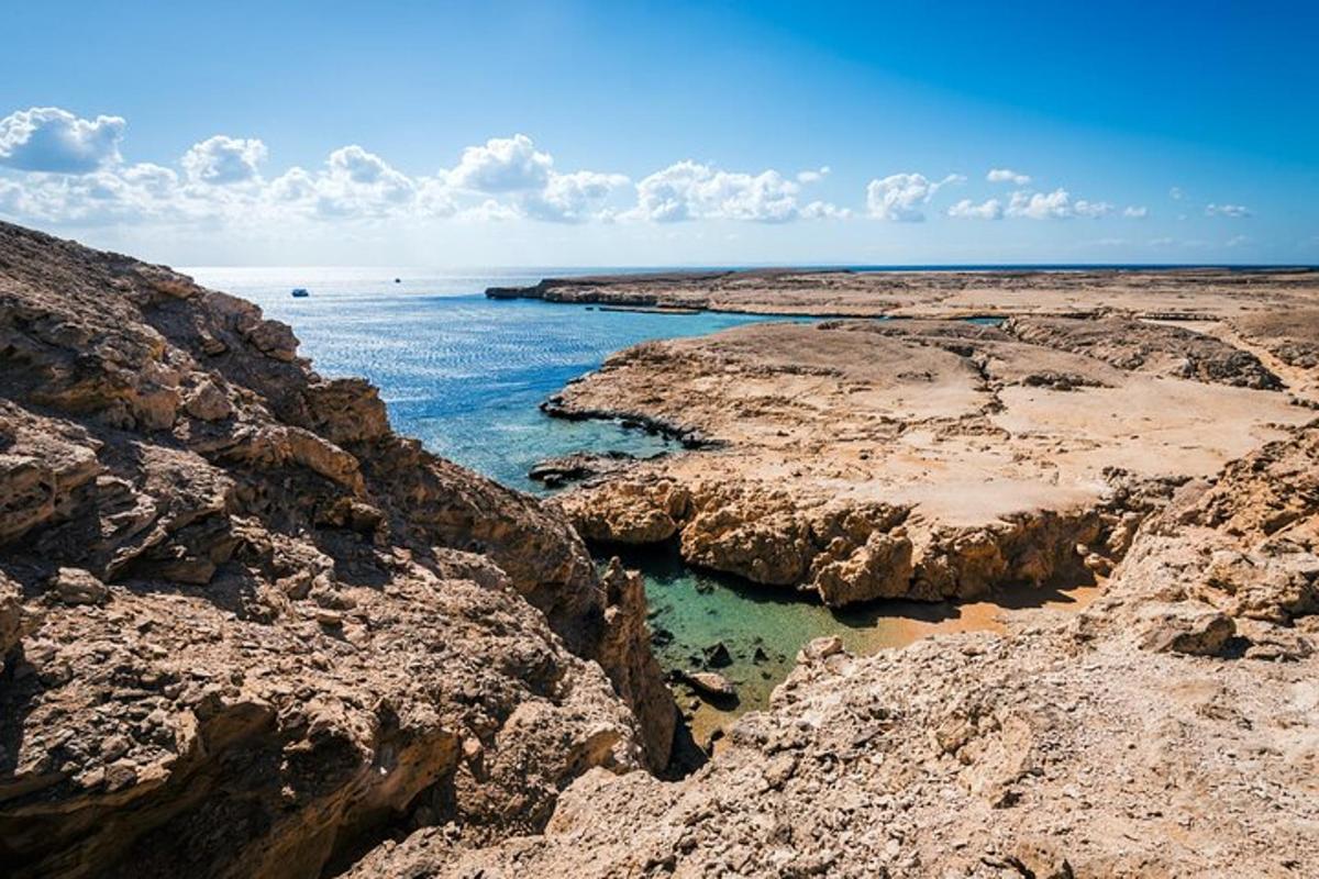 en utsikt över havet mellan några klippor
