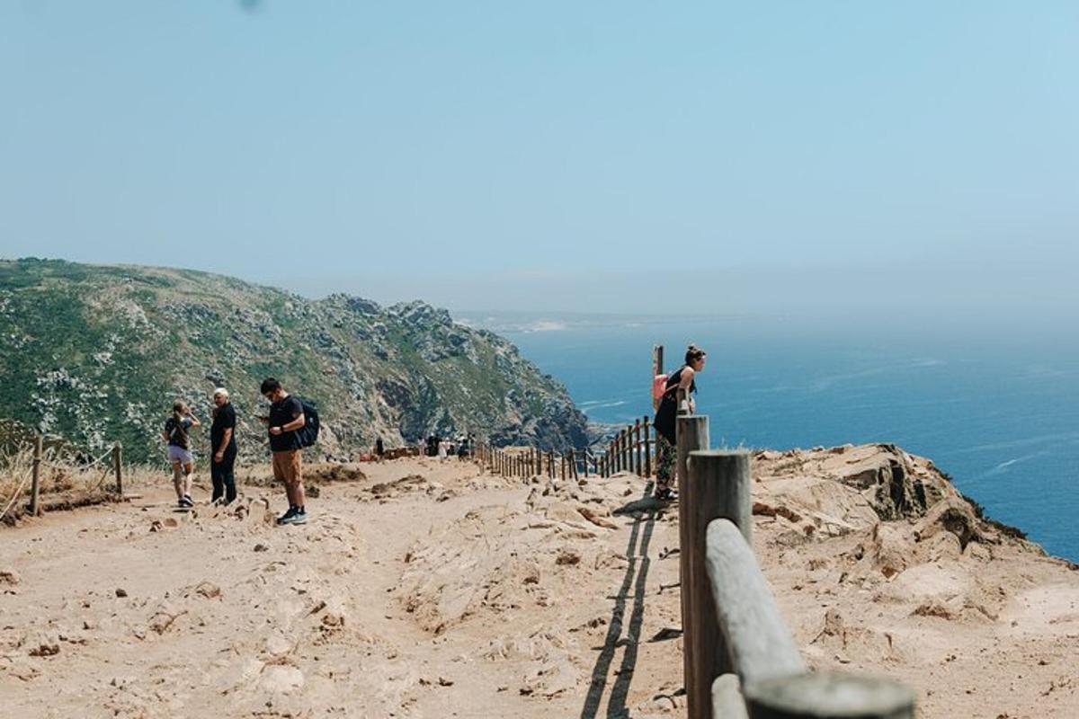 un gruppo di persone in piedi sulla cima di una montagna