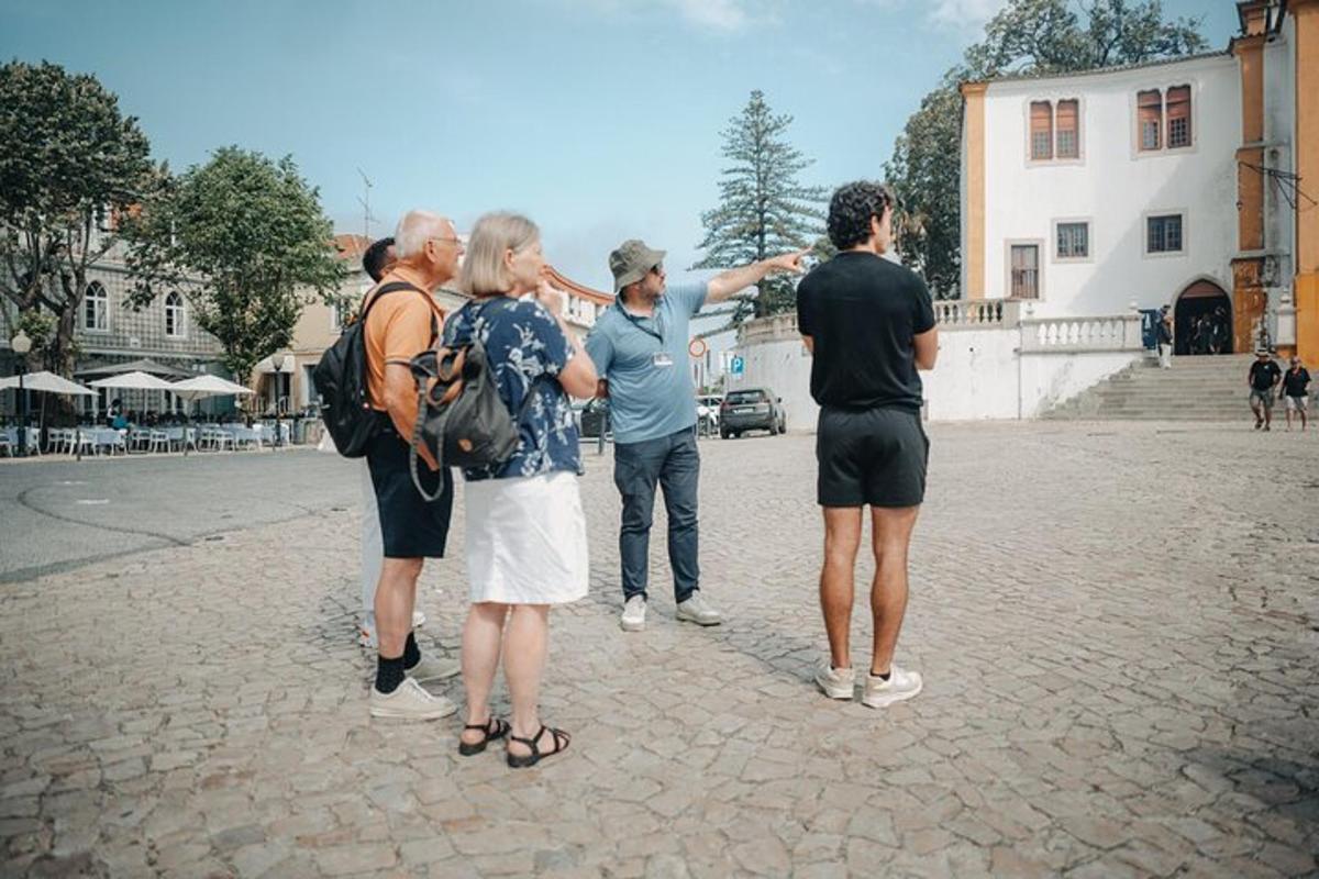 un gruppo di persone in piedi su una strada