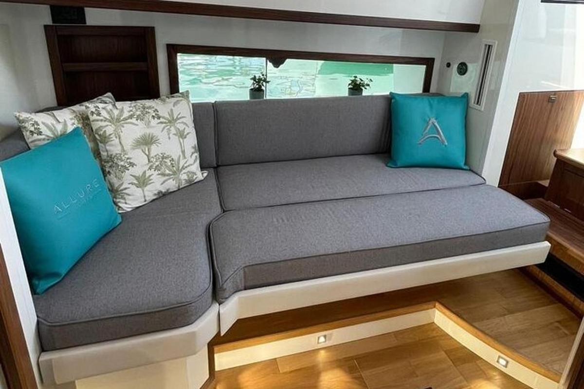 sofa di dalam rumah kecil dengan bantal biru