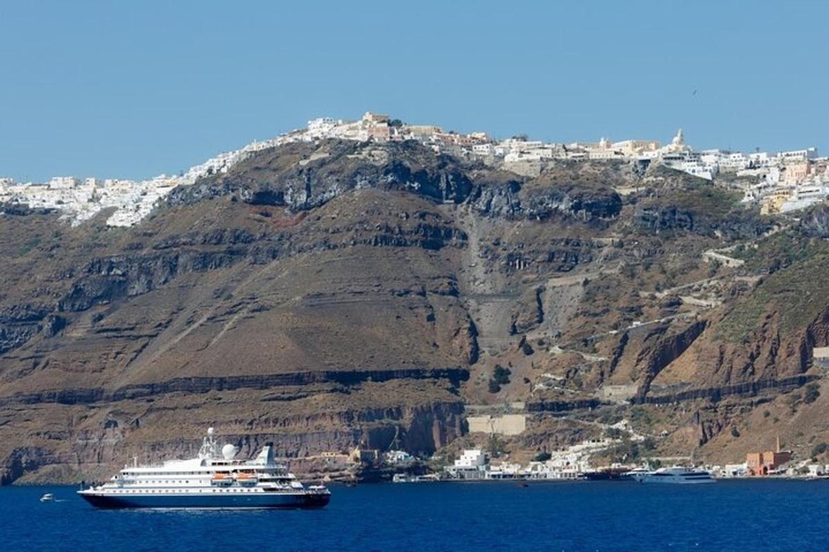 un creuer a l'aigua al costat d'una muntanya